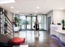 Personnes en mouvement, peu de lumière du jour